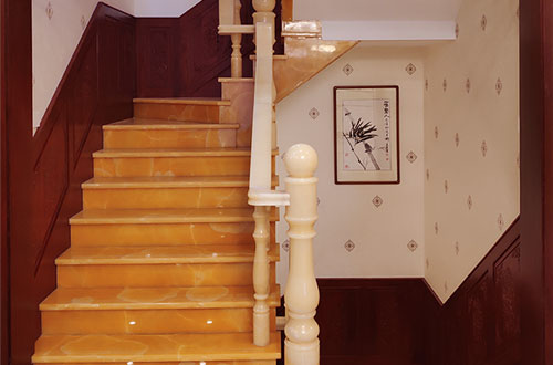 屏山中式别墅室内汉白玉石楼梯的定制安装装饰效果